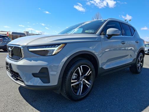 2025 Volvo XC40 B5 Core Bright Theme