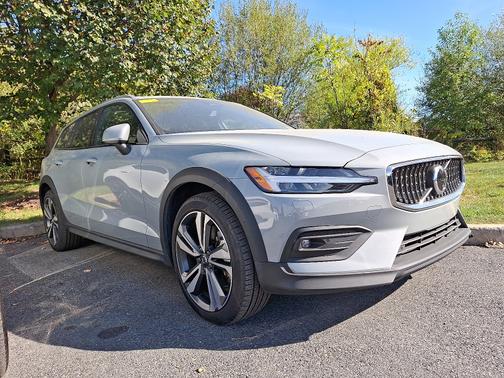 2025 Volvo V60 Cross Country B5 Plus