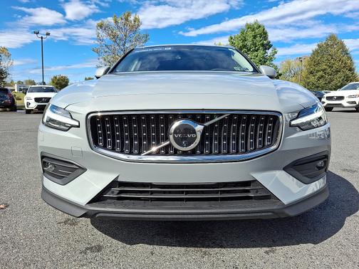 2025 Volvo V60 Cross Country B5 Plus