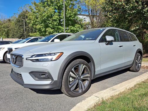 2025 Volvo V60 Cross Country B5 Plus