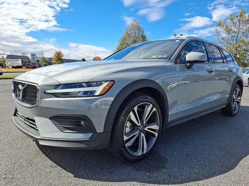 2025 Volvo V60 Cross Country B5 Plus