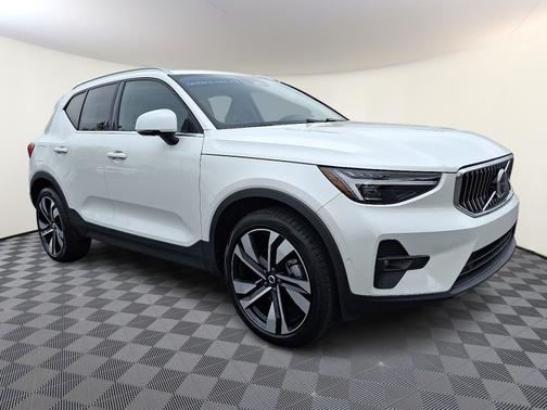 2024 Volvo XC40 B5 Ultimate Bright Theme