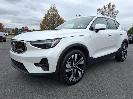 2024 Volvo XC40 B5 Ultimate Bright Theme