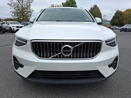2024 Volvo XC40 B5 Ultimate Bright Theme