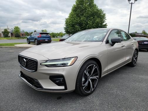 2024 Volvo S60 B5 Plus Dark Theme