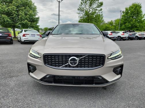 2024 Volvo S60 B5 Plus Dark Theme