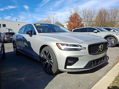 2024 Volvo S60 B5 Plus Dark Theme