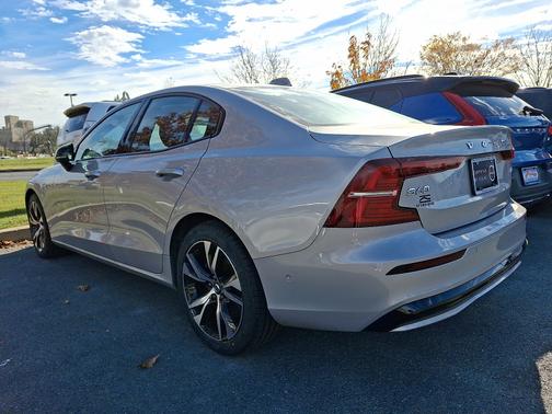 2024 Volvo S60 B5 Plus Dark Theme