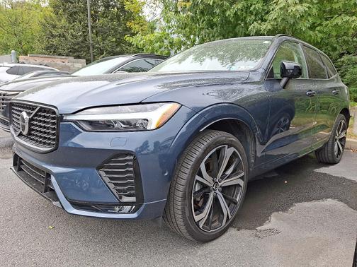 2023 Volvo XC60 B5 Ultimate Dark Theme