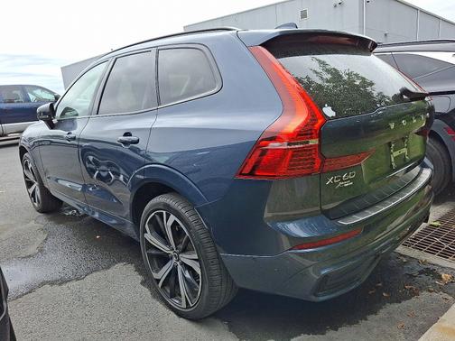 2023 Volvo XC60 B5 Ultimate Dark Theme