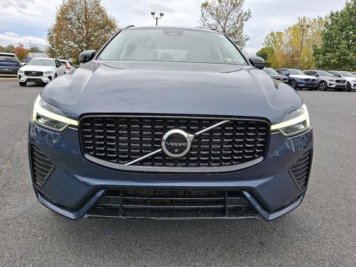 2023 Volvo XC60 B5 Ultimate Dark Theme