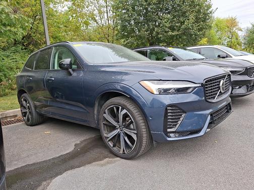 2023 Volvo XC60 B5 Ultimate Dark Theme