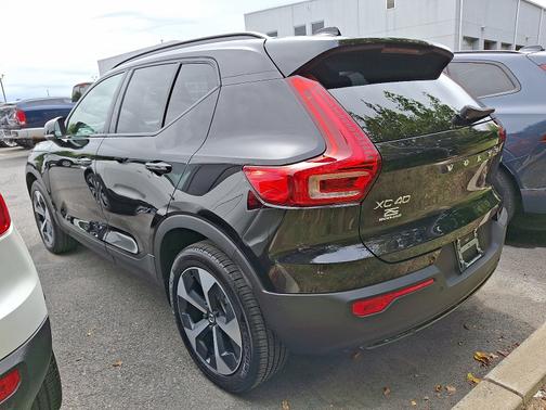 2025 Volvo XC40 B5 Plus Dark Theme