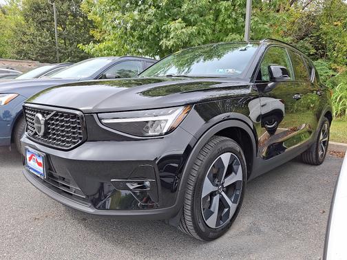 2025 Volvo XC40 B5 Plus Dark Theme