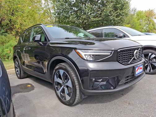 2025 Volvo XC40 B5 Plus Dark Theme