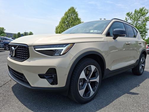 2025 Volvo XC40 B5 Plus Dark Theme