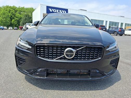 2023 Volvo S60 Recharge Plug-In Hybrid T8 Plus Dark Theme