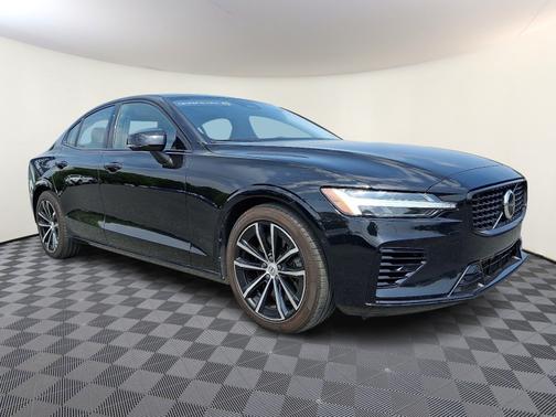2023 Volvo S60 Recharge Plug-In Hybrid T8 Plus Dark Theme