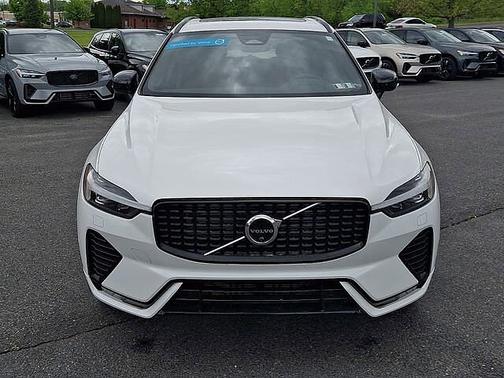 Crystal White 2023 Volvo XC60 Plus