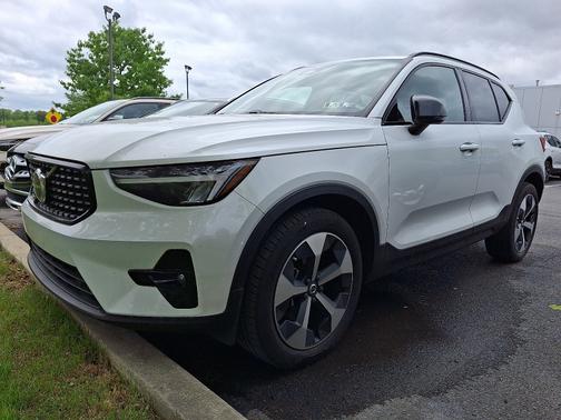 2023 Volvo XC40 B5 Plus Dark Theme
