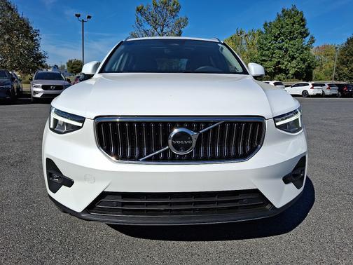 2024 Volvo XC40 B5 Plus Bright Theme