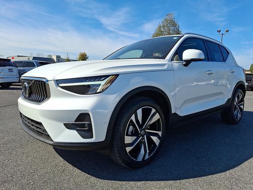 2024 Volvo XC40 B5 Plus Bright Theme