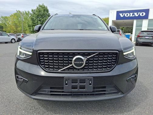 2023 Volvo XC40 B5 Plus Dark Theme