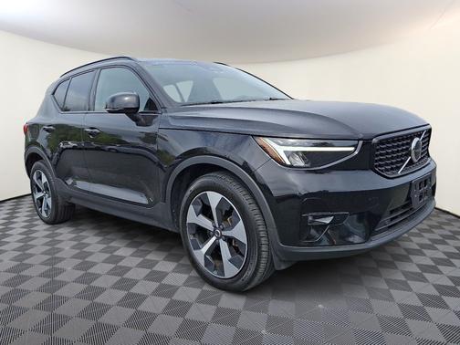 2023 Volvo XC40 B5 Plus Dark Theme
