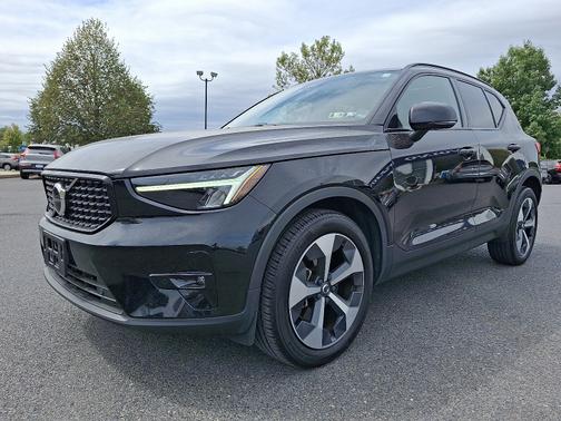 2023 Volvo XC40 B5 Plus Dark Theme