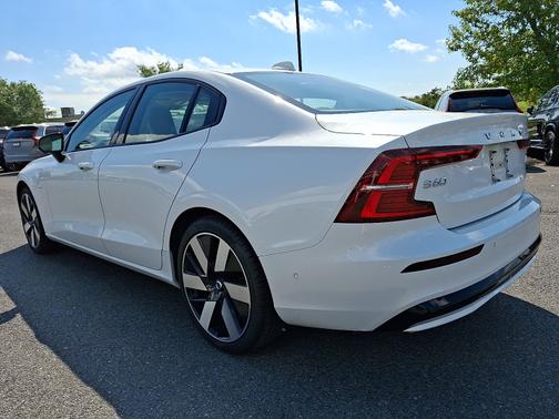 2024 Volvo S60 Recharge Plug-In Hybrid T8 Ultimate Dark Theme