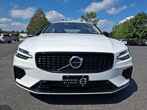 2024 Volvo S60 Recharge Plug-In Hybrid T8 Ultimate Dark Theme