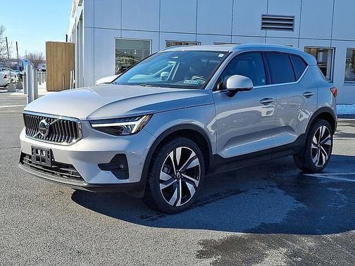 Silver Dawn 2023 Volvo XC40 Plus