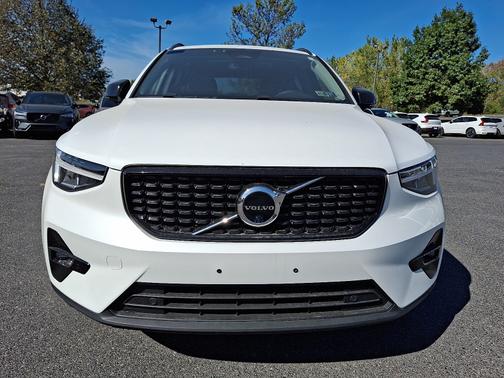 2023 Volvo XC40 B5 Plus Dark Theme