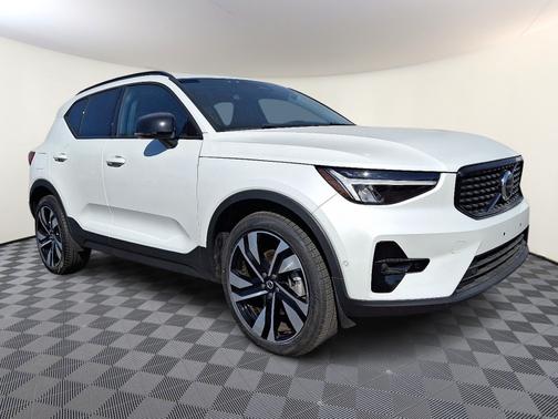 2023 Volvo XC40 B5 Plus Dark Theme