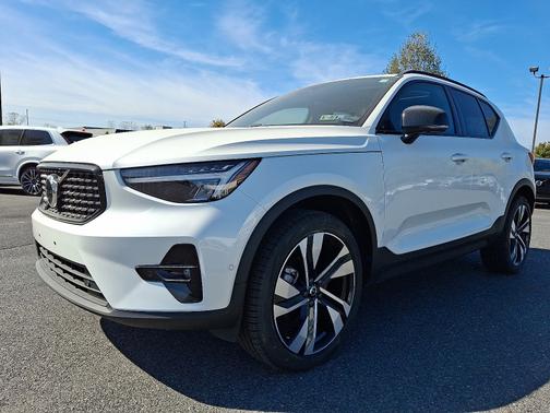 2023 Volvo XC40 B5 Plus Dark Theme