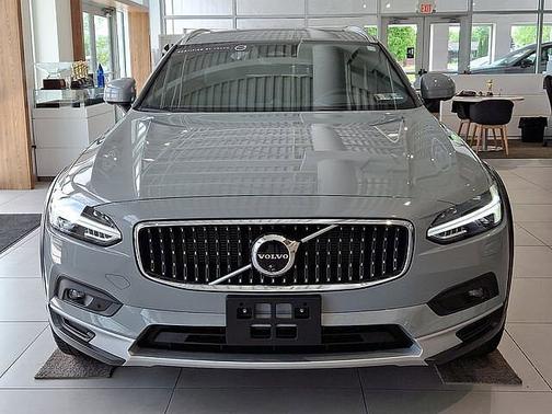 Vapour Grey 2025 Volvo V90 Cross Country Ultra