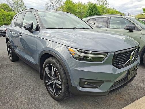 Thunder Gray Metallic 2021 Volvo XC40 R-Design