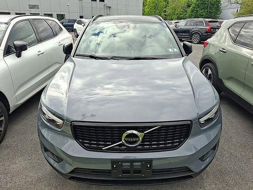 Thunder Gray Metallic 2021 Volvo XC40 R-Design