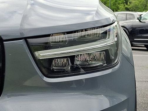Thunder Gray Metallic 2021 Volvo XC40 R-Design