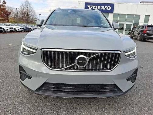 2025 Volvo XC40 Core