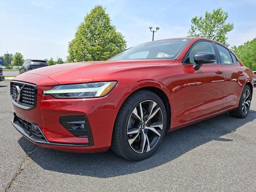 2023 Volvo S60 B5 Plus Dark Theme
