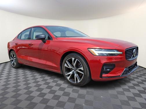 2023 Volvo S60 B5 Plus Dark Theme