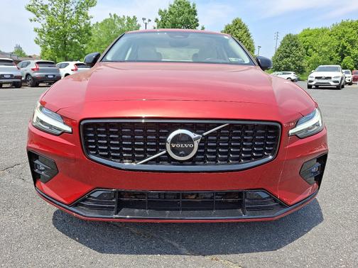 2023 Volvo S60 B5 Plus Dark Theme