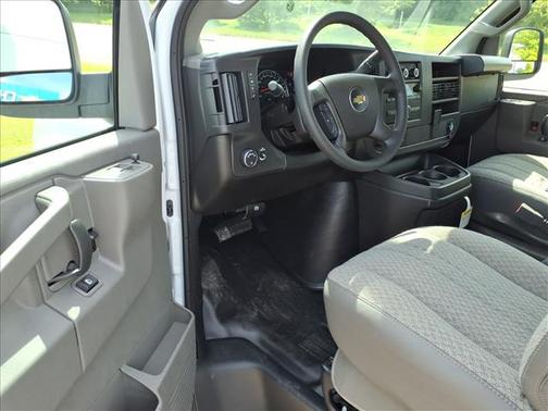 Summit White 2026 Chevrolet Express 3500 3500