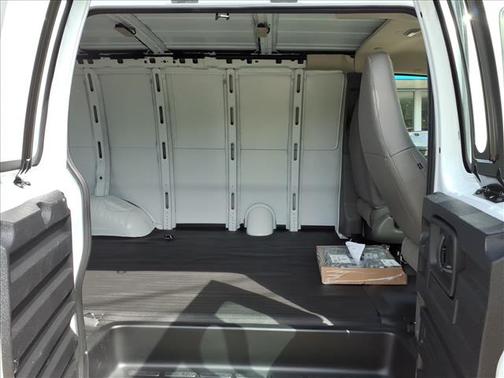 Summit White 2026 Chevrolet Express 3500 3500