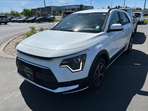 Snow White Pearl 2024 Kia Niro EX