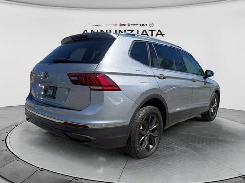 Platinum Gray Metallic 2024 Volkswagen Tiguan 2.0T SE