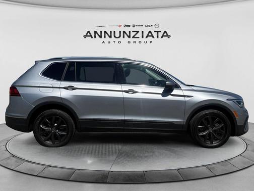 Platinum Gray Metallic 2024 Volkswagen Tiguan 2.0T SE