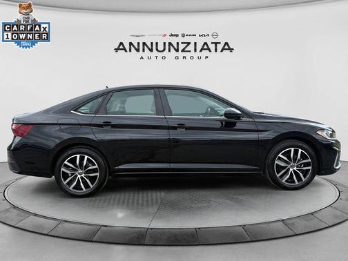 Deep Black Pearl 2025 Volkswagen Jetta 1.5T SE