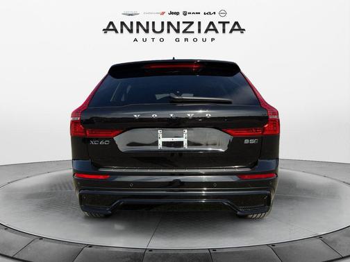 2024 Volvo XC60 B5 Core Dark Theme